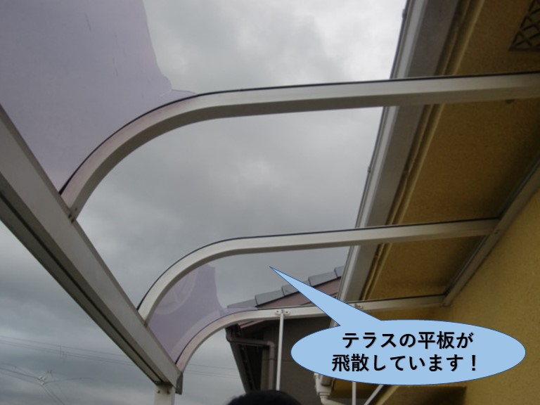 和泉市のテラスの平板が飛散