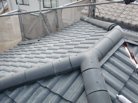 岸和田市土生町で屋根の洋瓦の葺き替えと棟瓦の最終工事