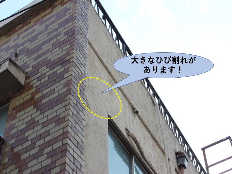 岸和田市の外壁に大きなひび割れがあります！