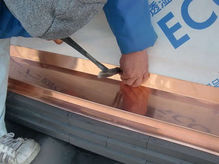 岸和田市東大路町の和瓦の屋根葺替えで板金下地処理など