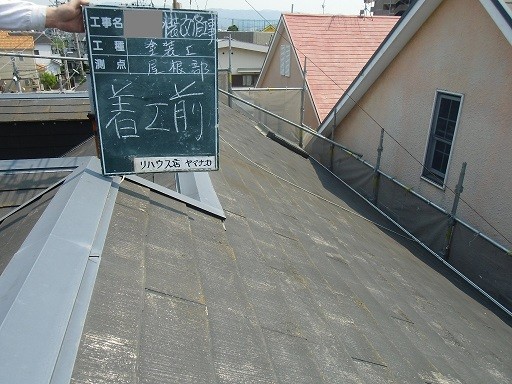 岸和田市極楽寺町で高圧洗浄でカビ除去する外壁・屋根塗装着工前