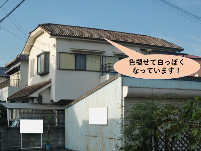 岸和田市の色褪せたセメント瓦の屋根