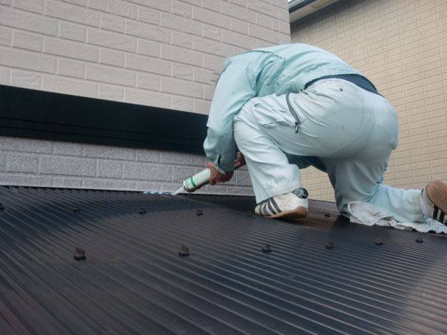 岸和田市上松町のテラス屋根の取り合いにコーキング充填