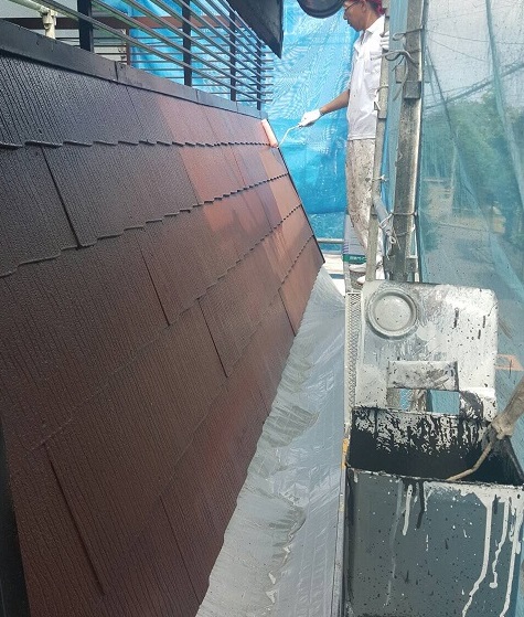 岸和田市摩湯町で屋根の下塗り