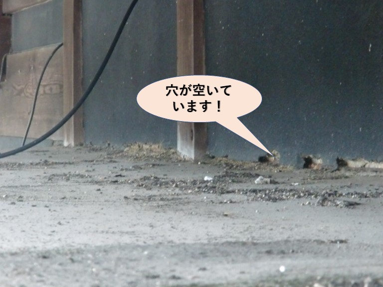 岸和田市包近町の増築部の取り合いに穴が空いています！