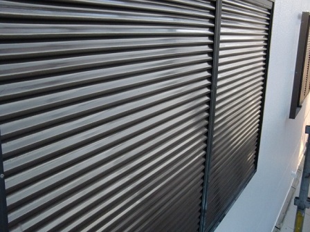 岸和田市上松町の外壁塗装で雨戸などの部分塗装や樋の取付