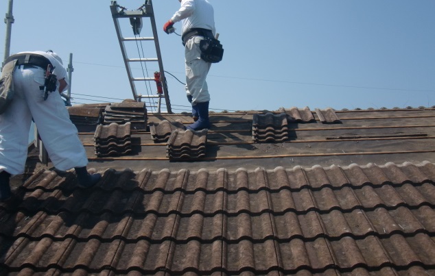 岸和田市春木本町のセメント瓦を下ろしています！