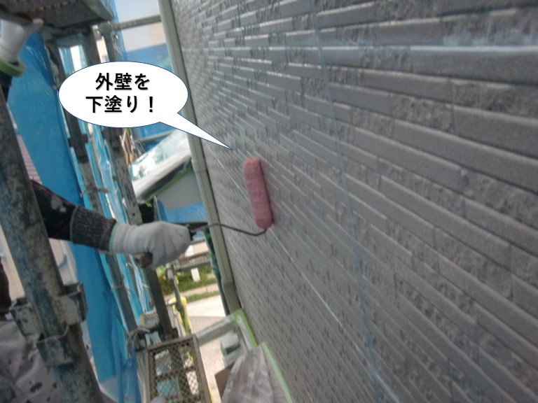 高石市の外壁を下塗り