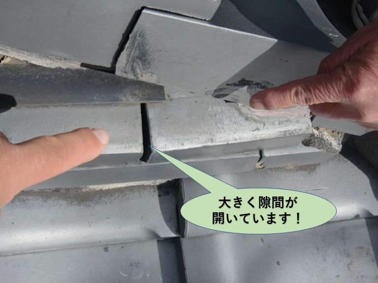 岸和田市ののし瓦がズレて隙間が開いています