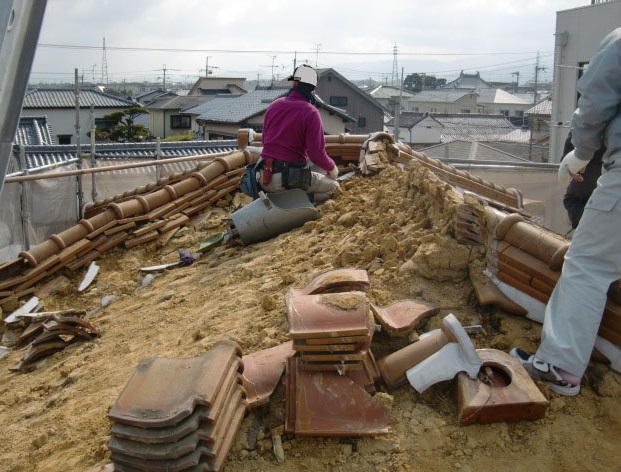 岸和田市土生町で洋瓦の屋根葺き替えで瓦・土の撤去