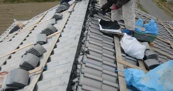 岸和田市天神山町の和瓦の葺き替えで棟瓦設置