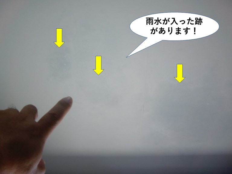 和泉市の玄関に雨漏りの形跡