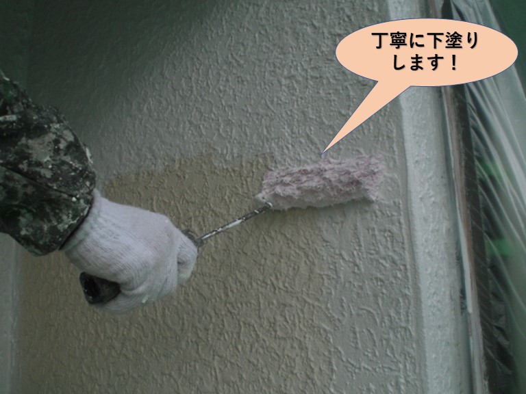 岸和田市の外壁を丁寧に下塗りします！