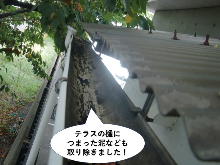 泉大津市のテラスの樋に詰まった泥なども取り除きました