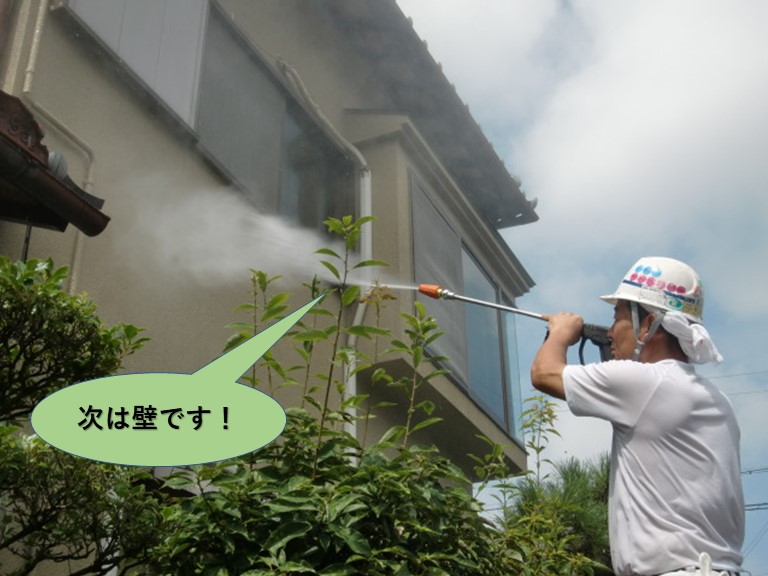 岸和田市の雨漏りの水かけ試験で次は壁に水をかけます