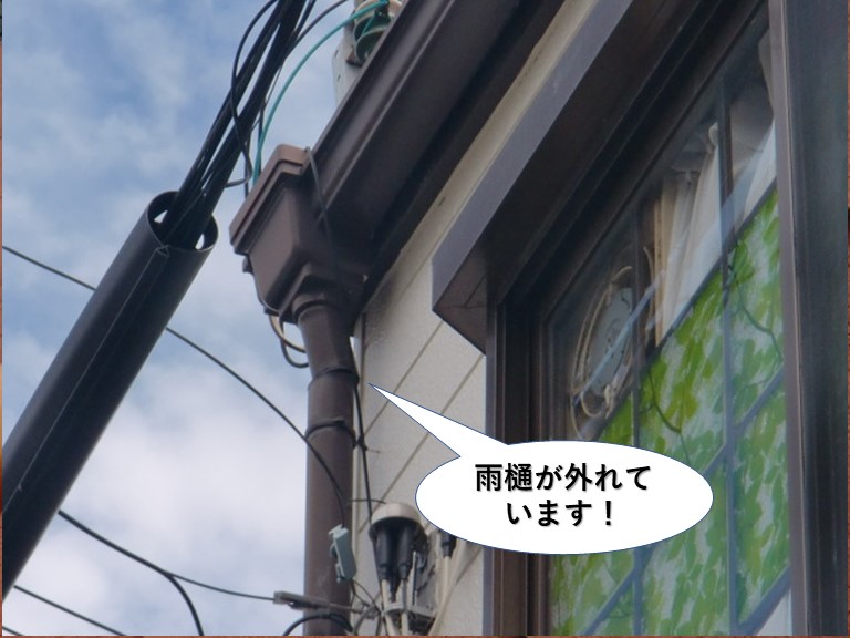 泉佐野市の雨樋が外れています