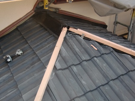 岸和田市土生町で屋根の洋瓦の葺き替えと棟瓦の設置