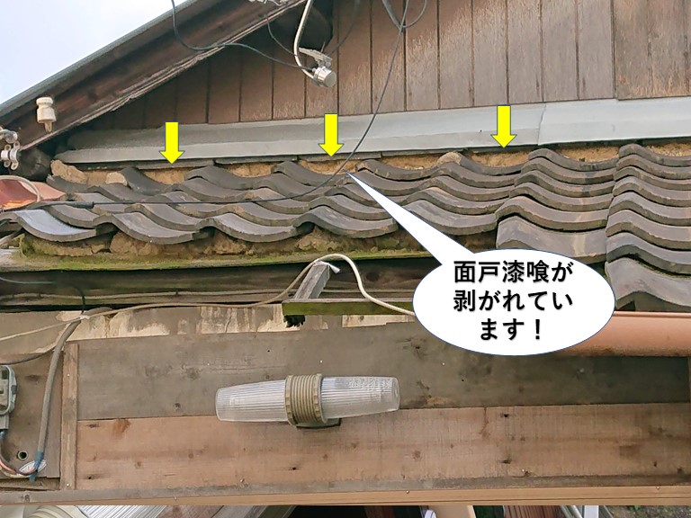 貝塚市の壁際の面戸漆喰が剥がれています