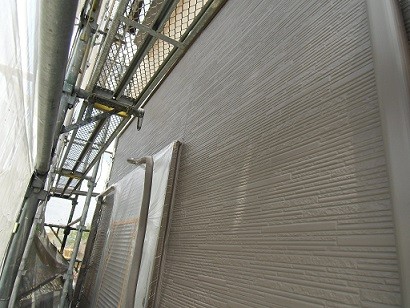 岸和田市真上町の外壁塗装と屋根塗装で外壁中塗り