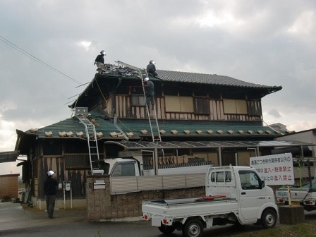 岸和田市東大路町の淡路産特上瓦の屋根の葺き替え工事中