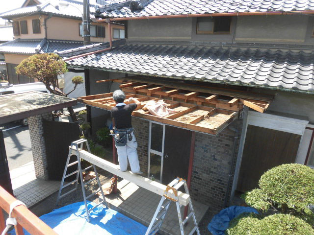 泉北郡忠岡町の玄関屋根修理