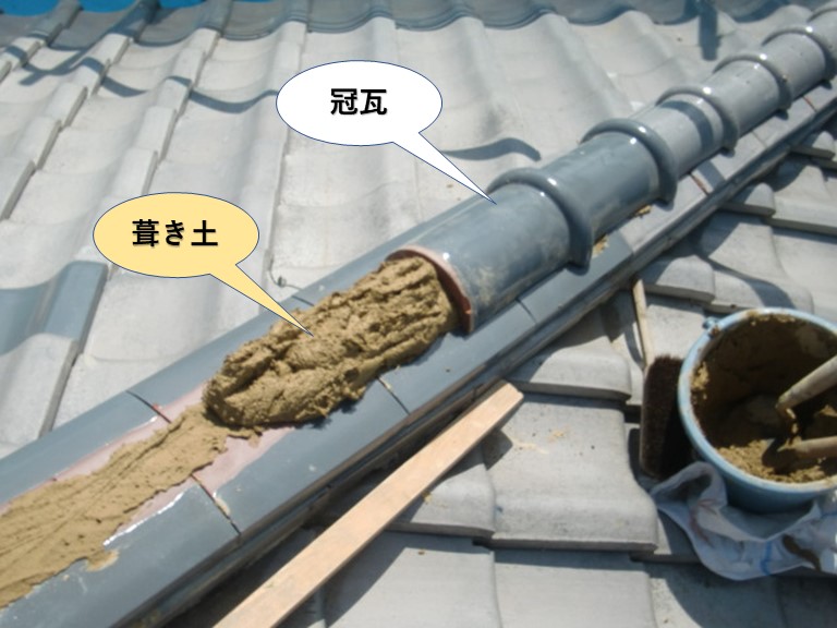 泉南市の降り棟に冠瓦を積みます