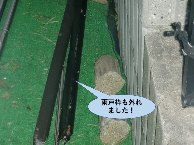 岸和田市の雨戸枠も外れました