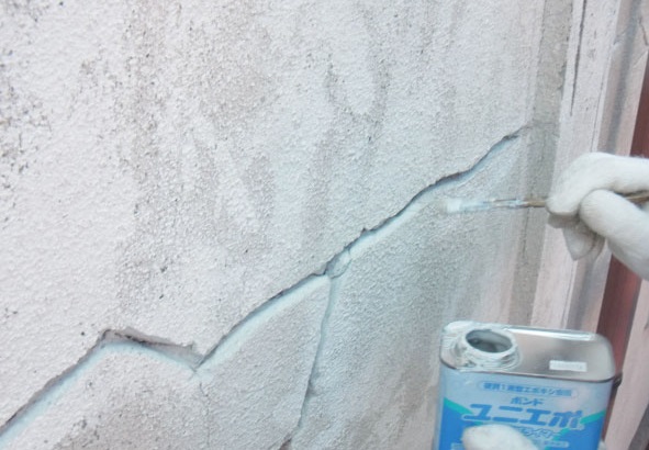 岸和田市春木本町のクラックにプライマー塗布