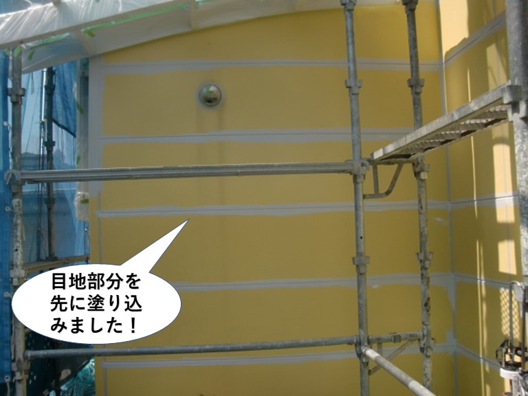 阪南市の外壁の目地部分を先に塗り込みました