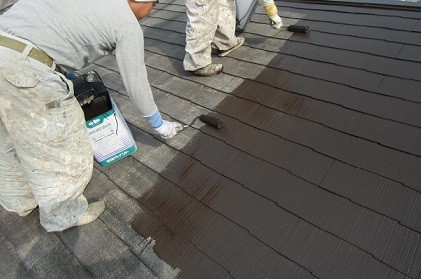 岸和田市真上町の外壁塗装と屋根塗装で屋根の中塗り