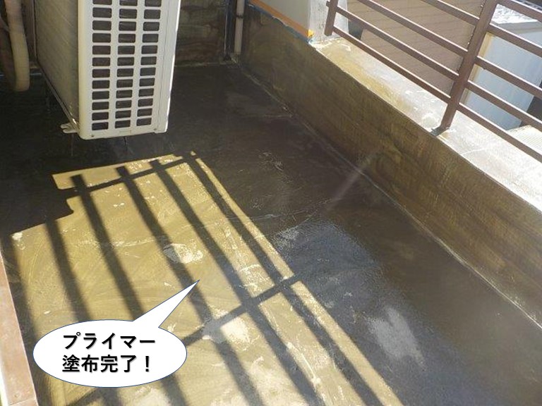 忠岡町のベランダにプライマー塗布完了
