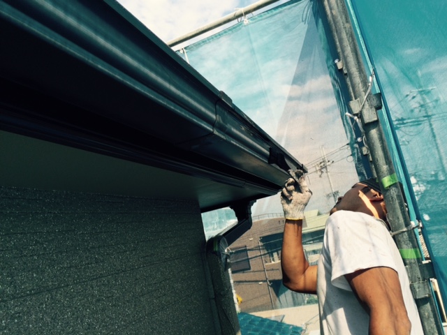 岸和田市西之内町の雨樋塗装中