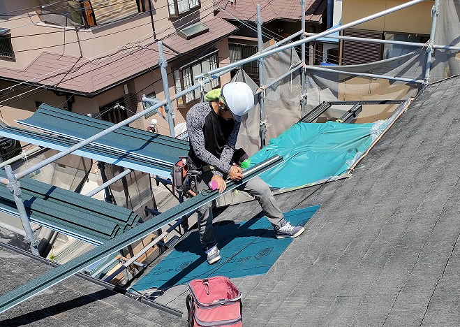 屋根専門店の職人による屋根工事風景
