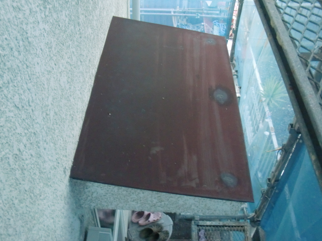 岸和田市岡山町の庇のサビた板金