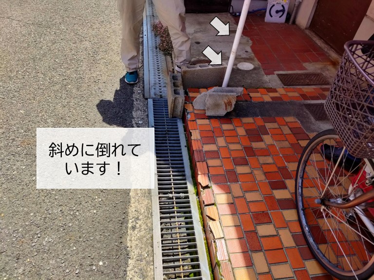 泉大津市の店舗のテントの柱が傾いています