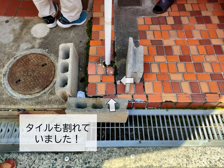 泉大津市の店舗のテントの根元のタイルが割れています