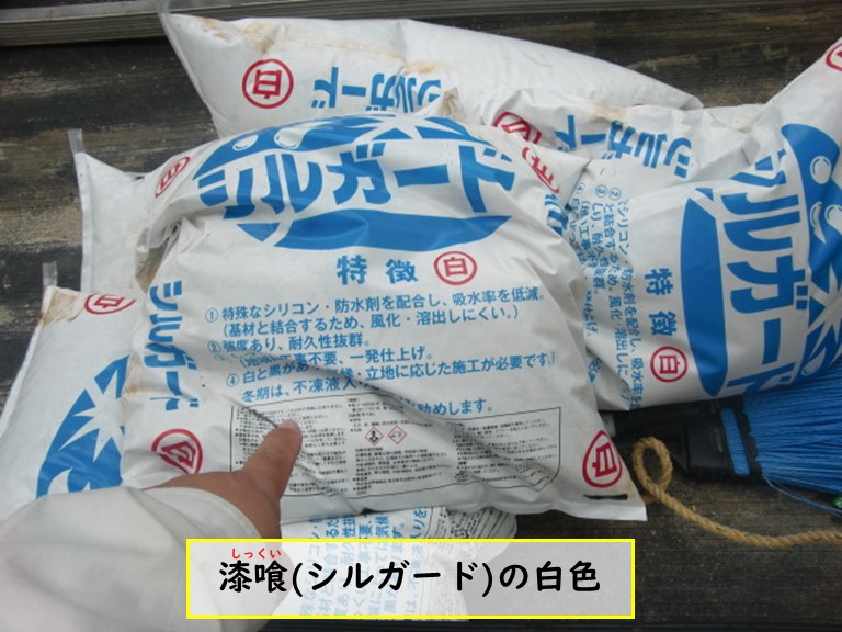 和泉市で風雨被害を受けた現場に白色の漆喰を搬入