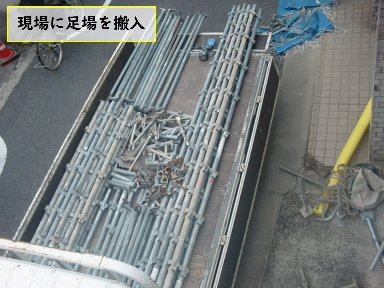 和泉市で風雨被害を受けた現場に足場を搬入