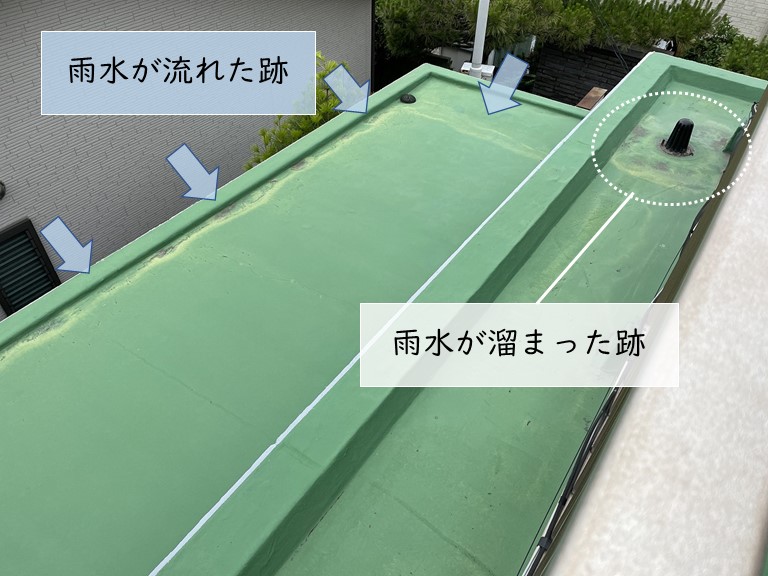 和泉市のバルコニーの雨水の流れ