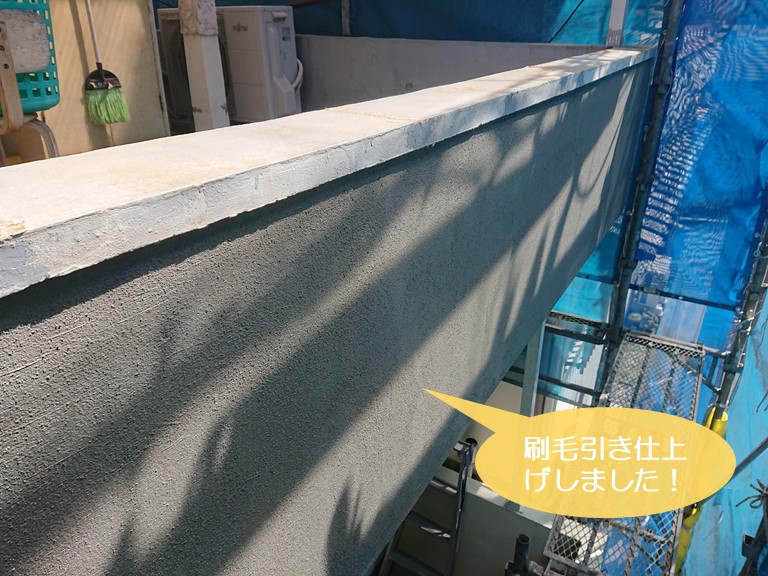 和泉市の外壁に塗ったモルタルを刷毛引き仕上げ