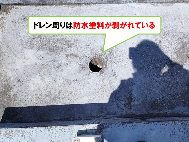 和泉市ドレン周りは防水塗料が剥がれている