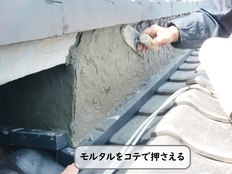 和泉市モルタルをコテで押さえる
