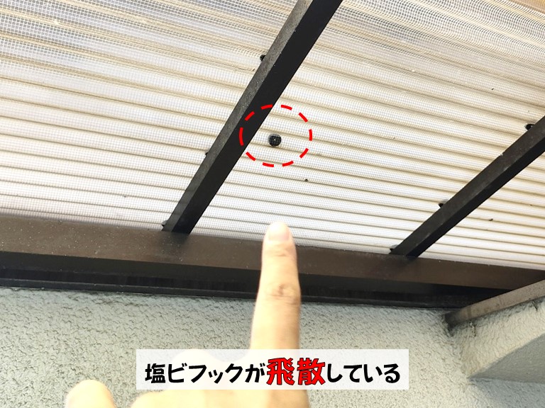 和泉市塩ビフックが飛散している