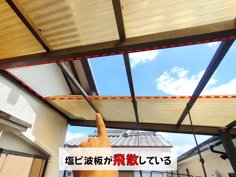 和泉市塩ビ波板が飛散している