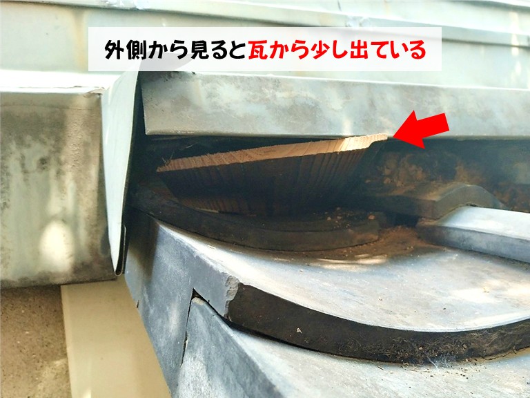 和泉市外側から見ると瓦から少し出ている