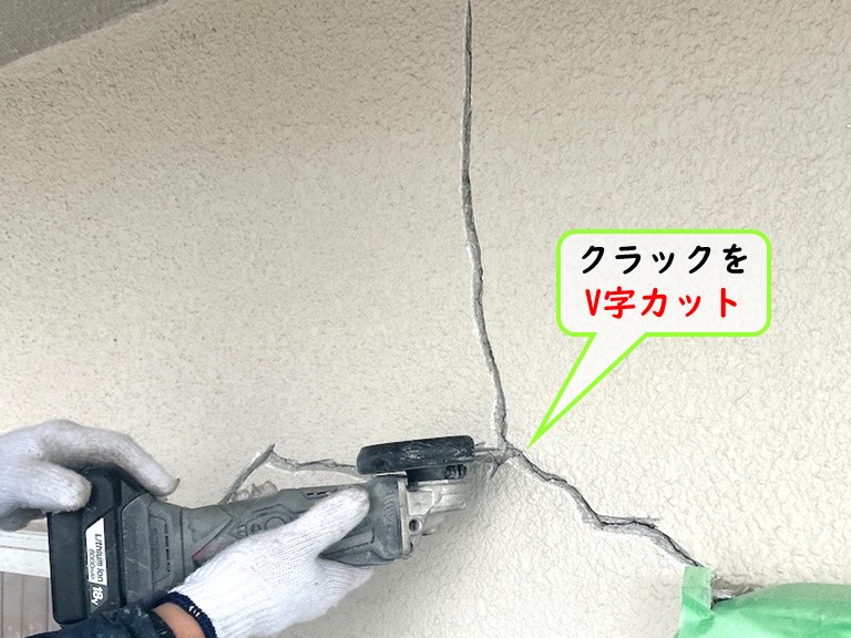 和泉市外壁塗装クラックをV字カット