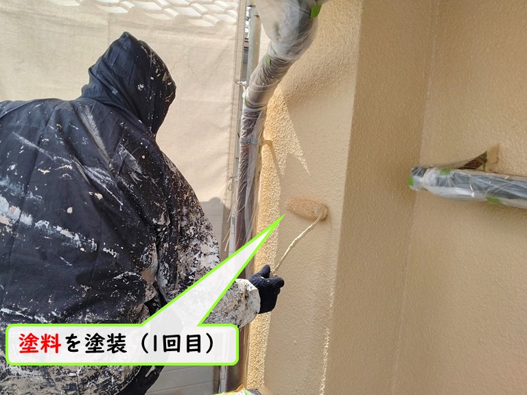 和泉市外壁塗装塗料を塗装（1回目）