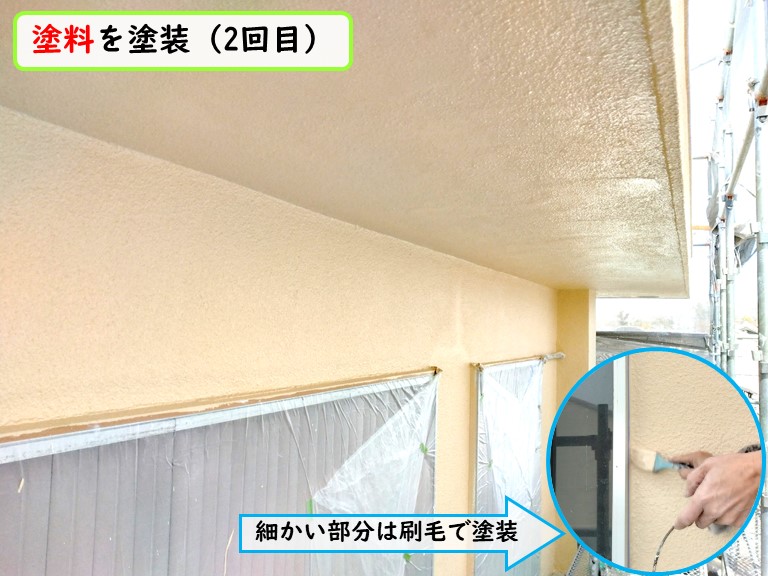 和泉市外壁塗装塗料を塗装（2回目）細かい部分は刷毛で塗装
