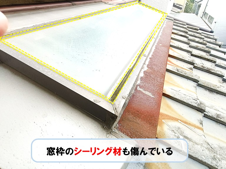 和泉市窓枠のシーリング材が傷んでいる
