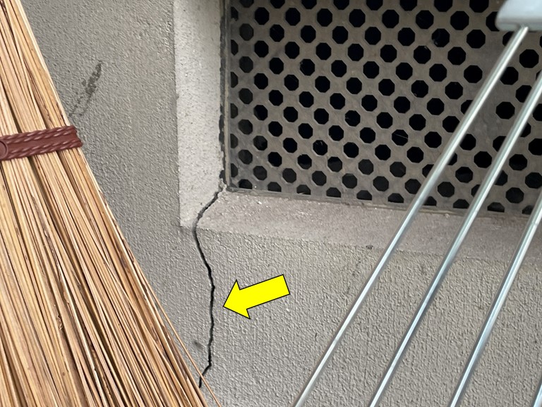 基礎巾木に大きなひび割れが！